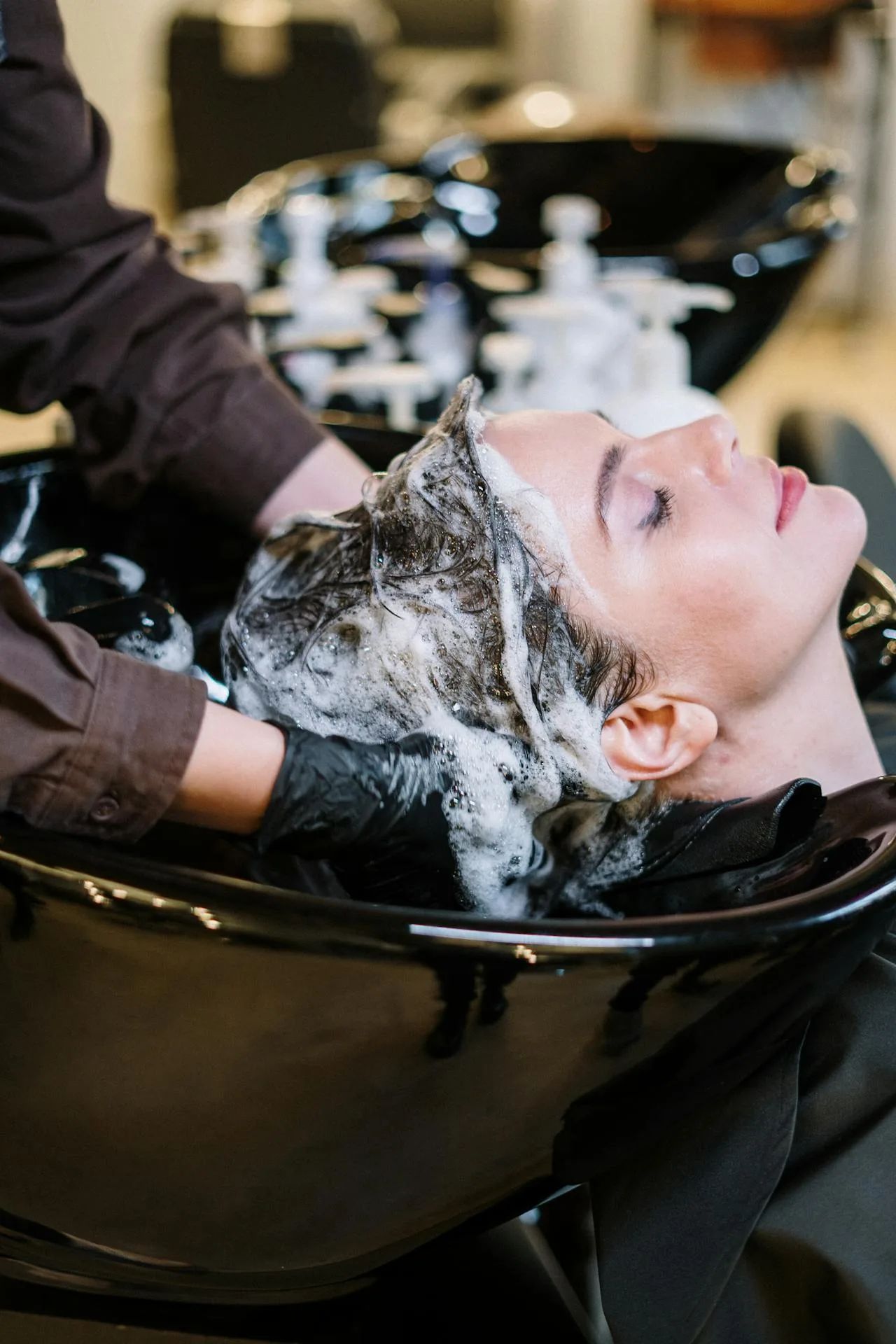 Haar wassen met een hoofdmassage in de wasbak