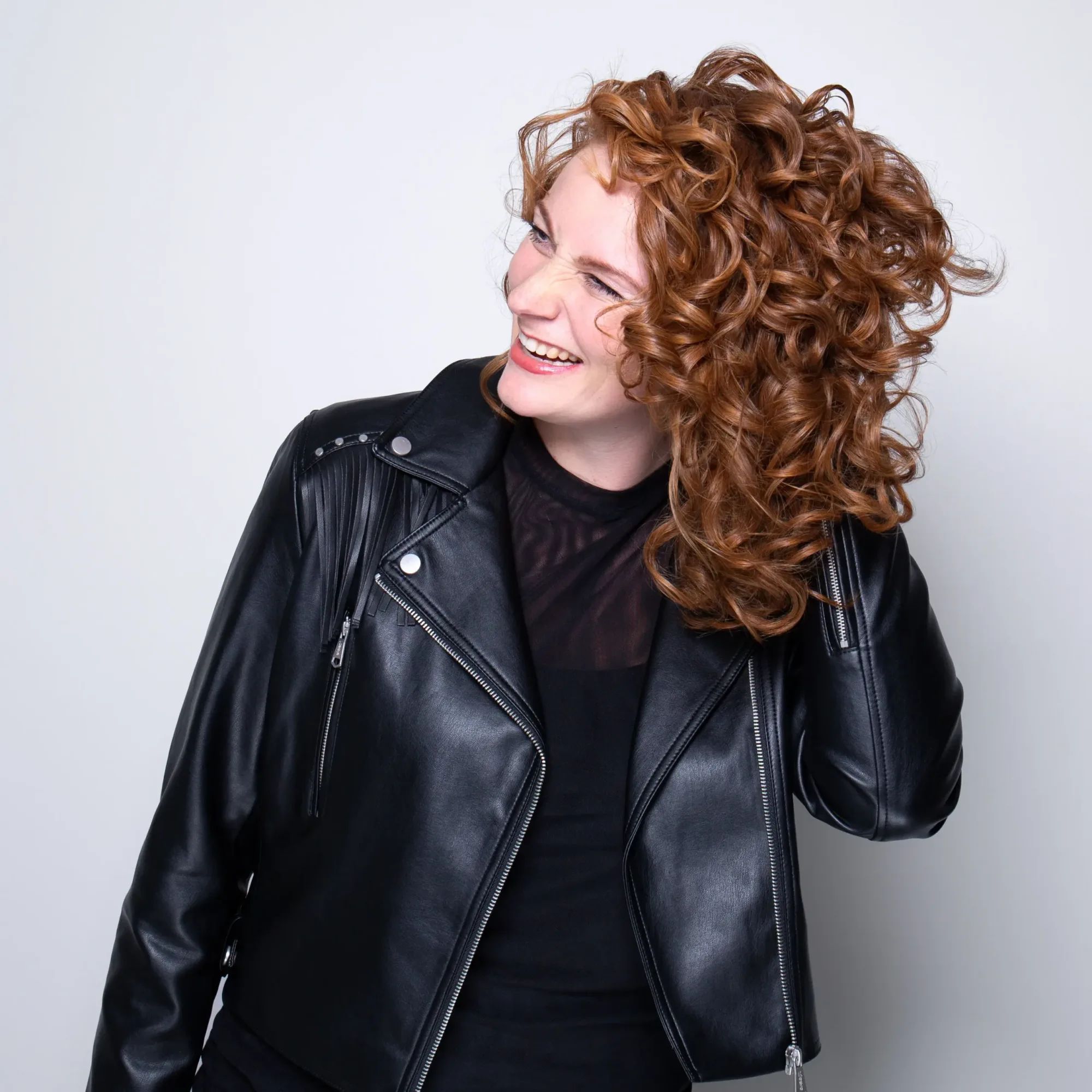 Een vrouw met rode krullen